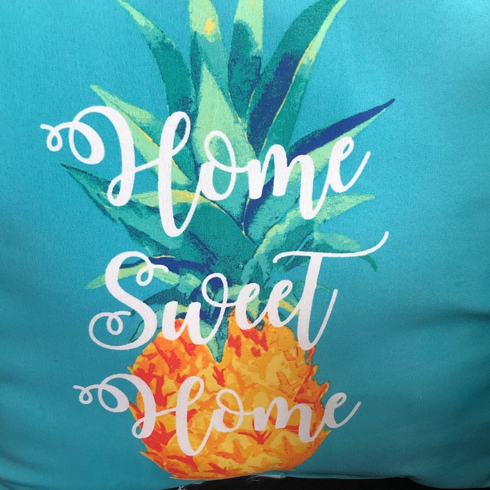 💐 Pineapple 'Home Sweet Home' Decorative Pillow - Picture 2 of 4